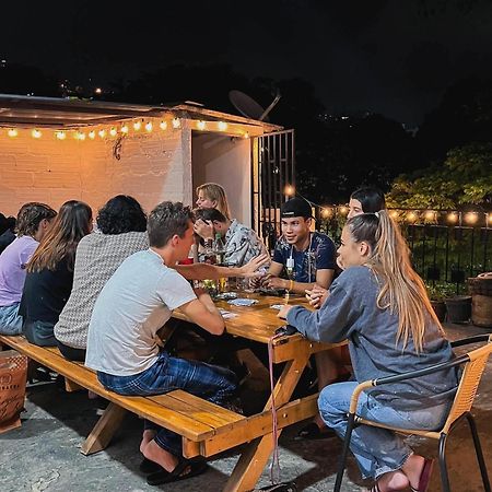 La Familia Hostel - Manila Медельин Экстерьер фото