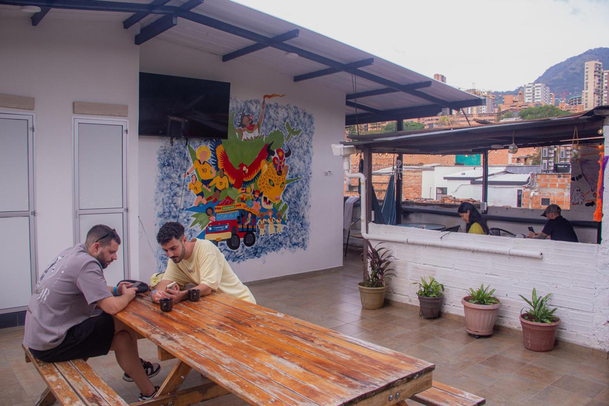 La Familia Hostel - Manila Медельин Экстерьер фото