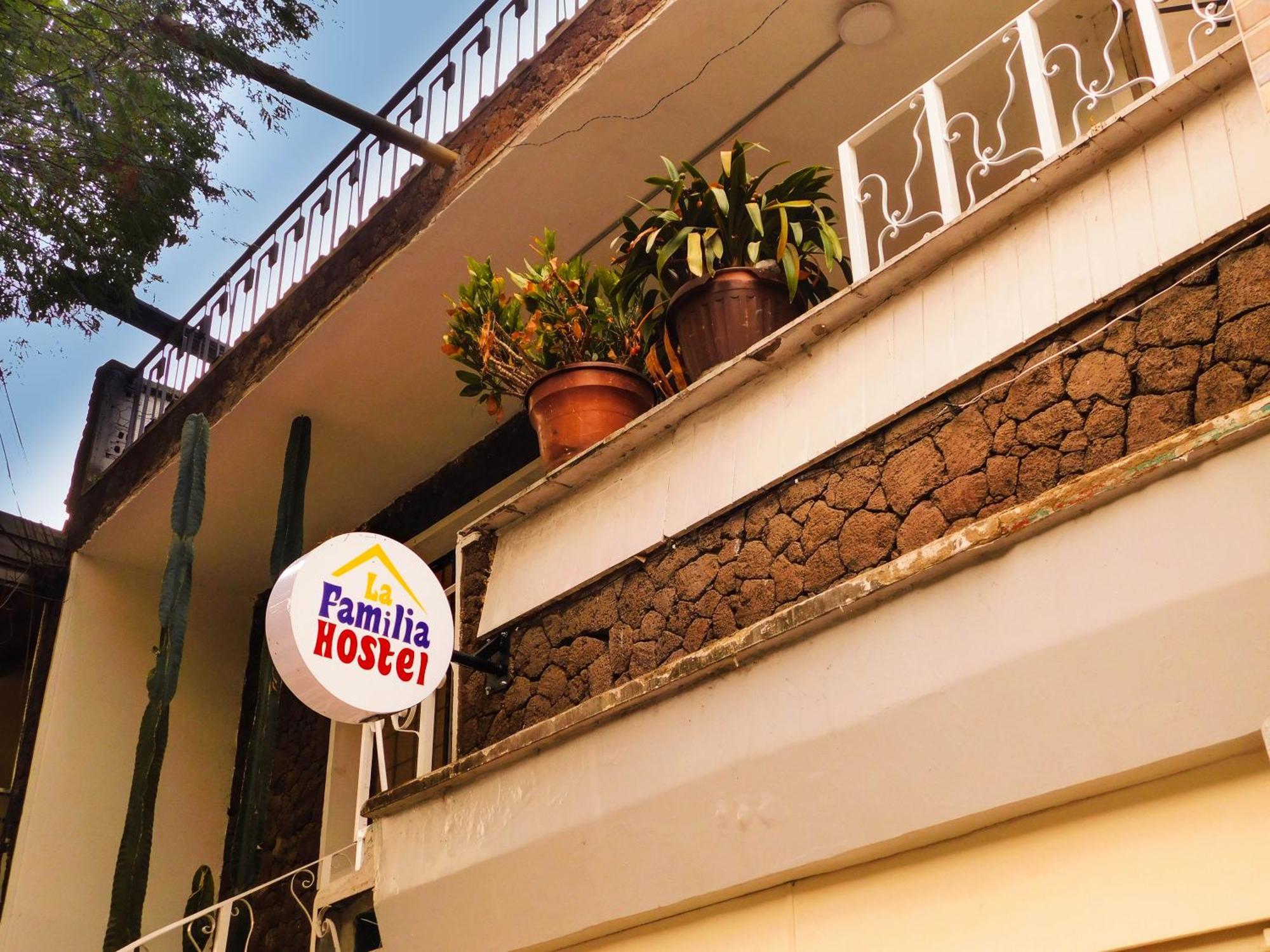 La Familia Hostel - Manila Медельин Экстерьер фото