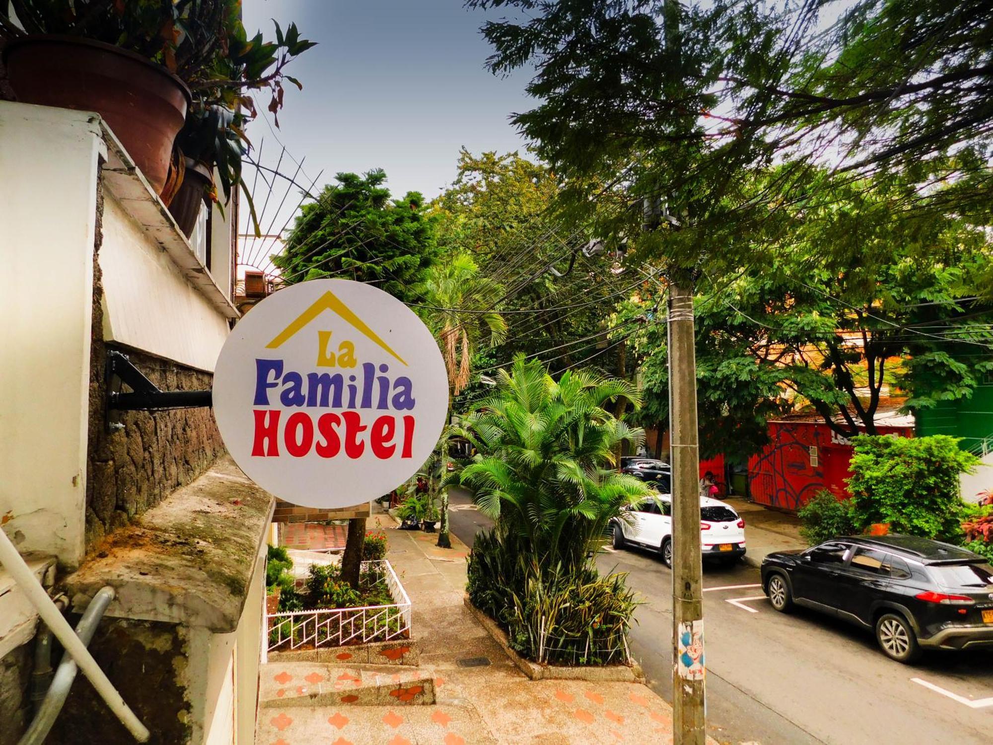 La Familia Hostel - Manila Медельин Экстерьер фото