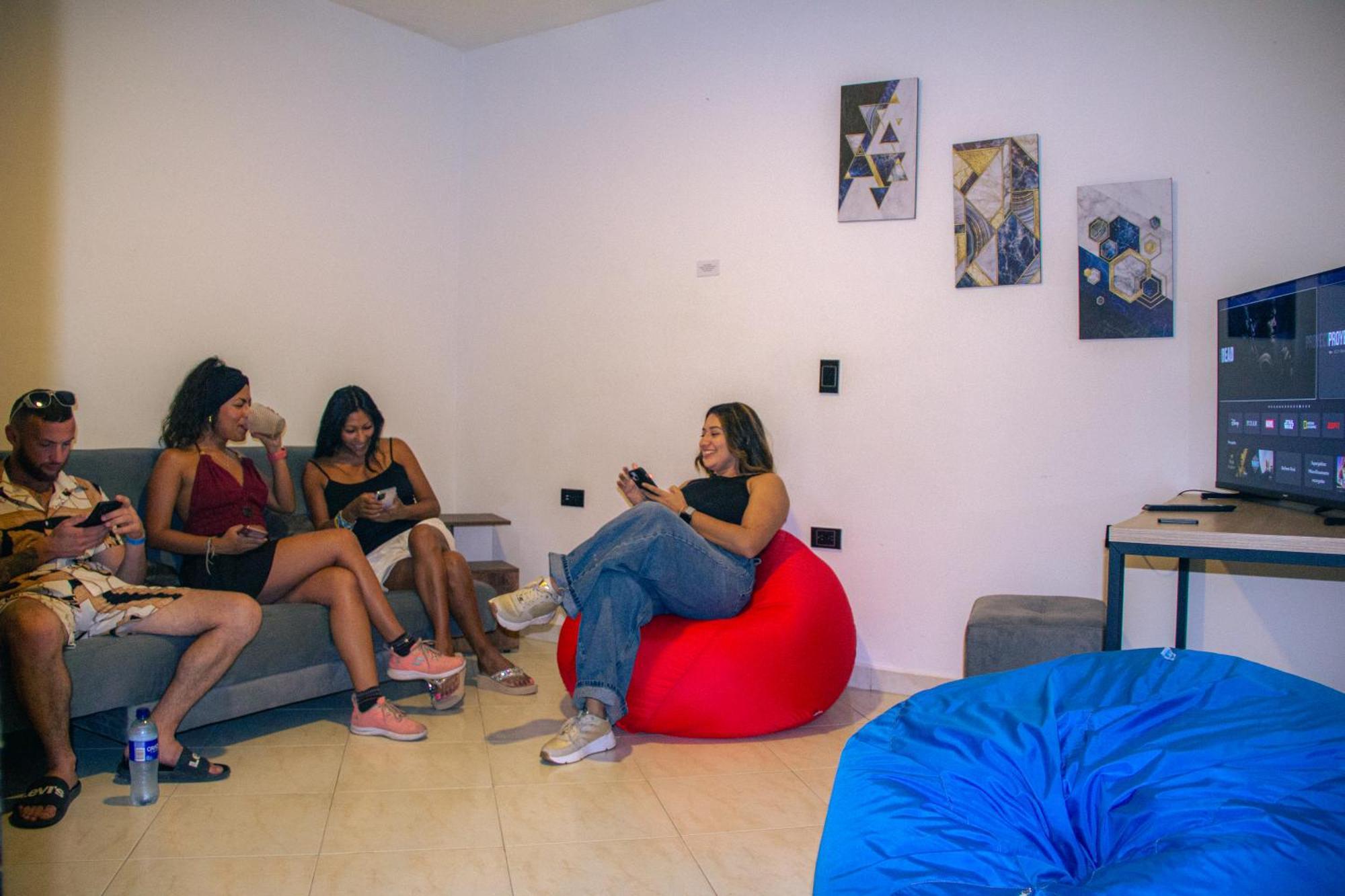 La Familia Hostel - Manila Медельин Экстерьер фото