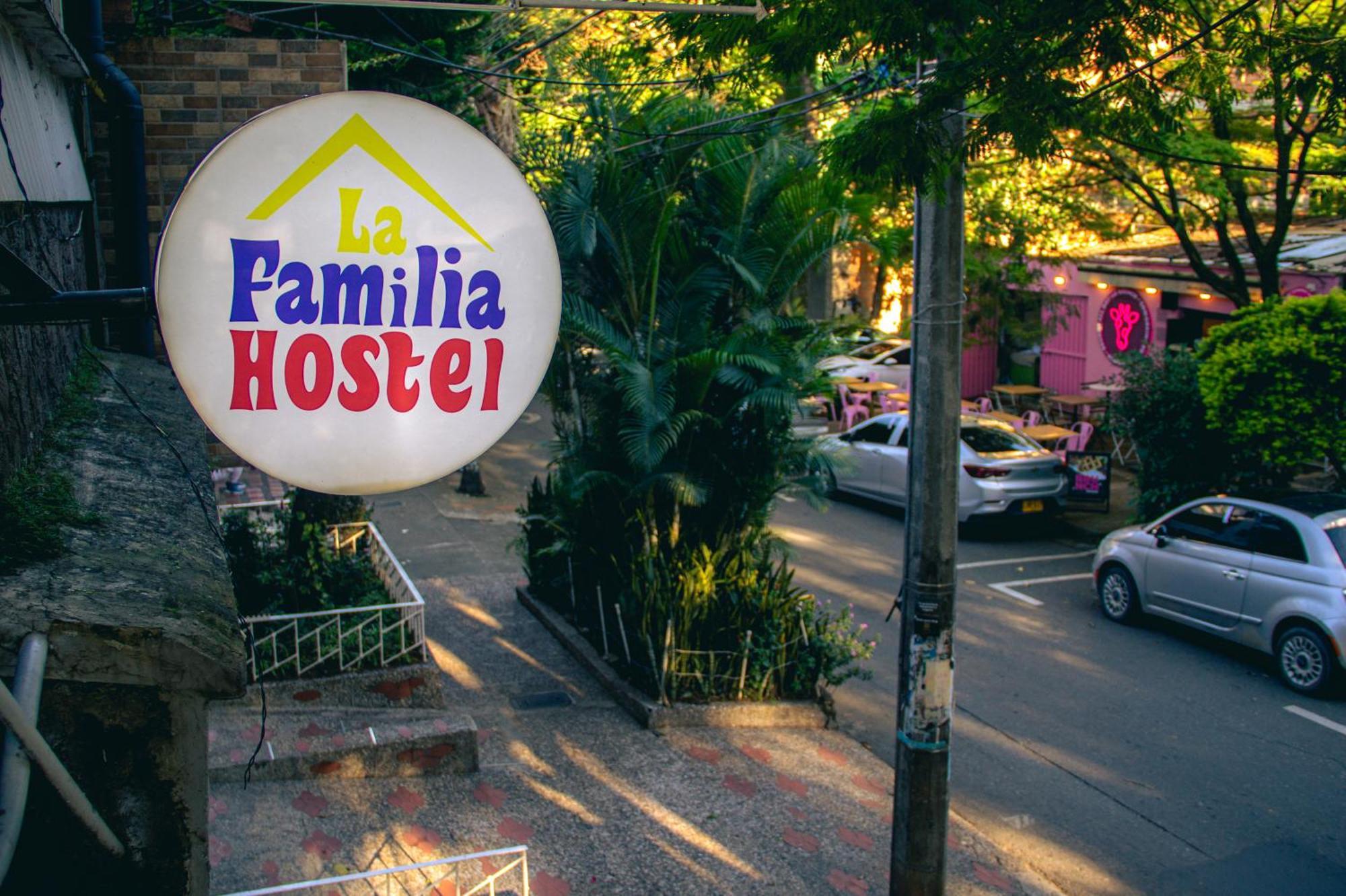 La Familia Hostel - Manila Медельин Экстерьер фото